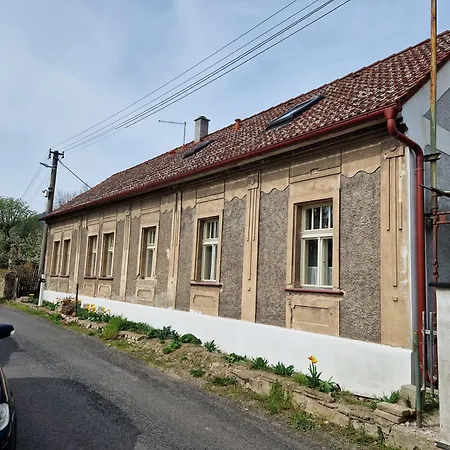 Chaloupka U Lovose * Velemin