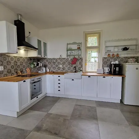 Chaloupka U Lovose Villa *